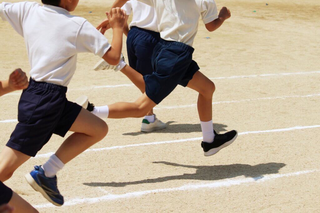 体育の授業中に、足がからまって転倒