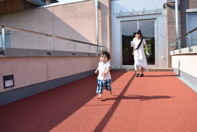 小さなお子様が急に走り出して転ぶ